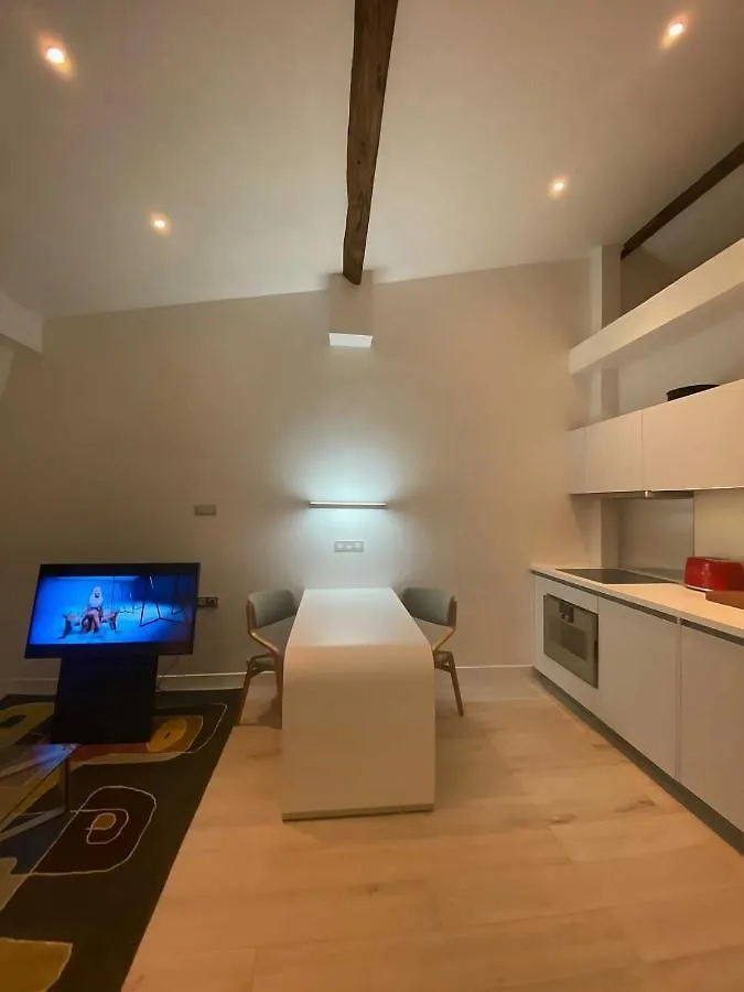 New Apartment Near Champs Elysees location